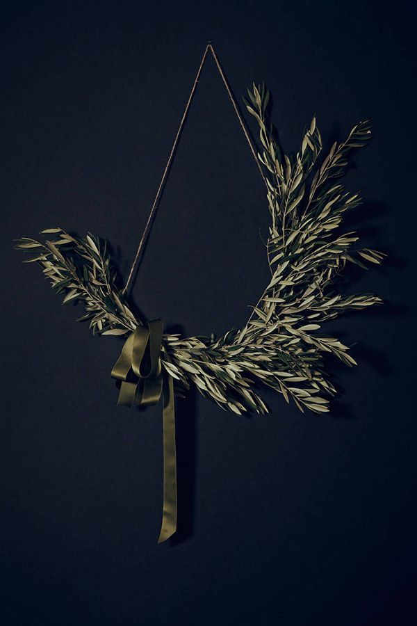 Minimalist Holiday Wreath - Navy background
